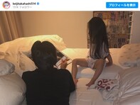 板野友美撮影、夫・高橋奎二と娘が自宅ベッドでくつろぐ姿に「めちゃいいパパさん」「頑張ってんな」反響