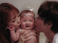 「ほんま大変な6ヶ月やった」人気ouTuberの美人妻、息子の“0歳半のお祝い”で家族ショット公開「幸せ空間」