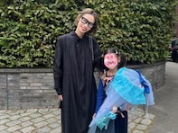 「えぐいマダム感！えぐい！」大迫勇也の美人妻、小学生になった次女との親子ショット公開。アジア人ゼロの教室