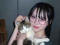 「顔違う」人気インフルエンサー、裸眼で撮影した愛猫との写真に反響！ 「2人ともねこちゃん」
