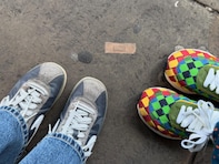 宇多田ヒカル、10歳息子との“靴”ツーショット公開！ 「親子可愛すぎる」「あっという間に大きく」