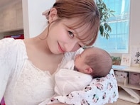 辻希美、自宅で第5子を抱く自撮りショット公開「残りわずかな新生児との癒し時間…」「新学期始まってバタバタ」