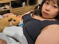 餅田コシヒカリ、顔よりも大きい二の腕を披露!? 「無理やり小顔に加工して失敗した人みたいになってる」