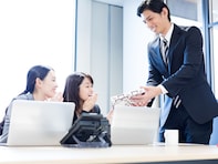 なぜ「職場へのお土産」は禁止した方がいいのか。「親睦が深まる」よりも「しがらみ」 でチームの腐敗が進む？