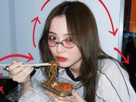 「昭和のヤンキーかと思った」内田理央、プライベートショットを公開！ 「焼きそば座り食いスタイル」