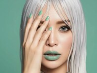 「え？ALBUM発売する？」浜崎あゆみ、別人級ショットに「爪短いの珍しい」「えー！なにこれ美しすぎる」反響