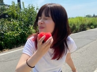 「トマト丸かじりも可愛い」芳根京子、「夏の思い出」ショットを公開！ 「ホント自然体がステキ」