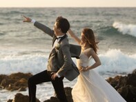 「結婚して本当によかった」くみっきー、イケメン夫との7年前の結婚ショット公開「細すぎて驚いた」