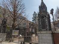 西日本出身者に聞いた「お金持ち」なイメージがある大学ランキング！ 2位「青山学院大学」を抑えた1位は？【2025年調査】