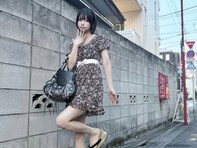 「アリガトウ」あの、“ファンの女の子にもらった”古着ワンピ×ネックレス着用！ ミニ丈から美脚を披露