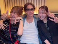 エイベックス松浦会長、「これが、俺のハーレム！」美女に囲まれた姿を披露「ここまでくると流石に引くわ」