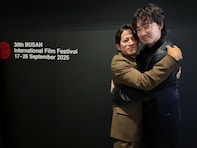 「耳赤い」岡田准一、綾野剛とのハグショットに反響「デレてる」「V6のメンバーといる時のような顔」