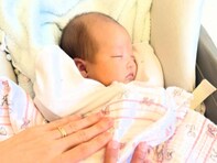 杉浦太陽、顔立ち整う第5子の寝顔ショット公開！ 妻・辻希美と共に手を添える姿「夢の中のユメちゃん」