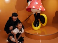 秋元梢、子ども？ とのデートショット公開！ ブラックコーデではじける笑顔見せ「かあいいいい」の声