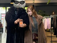 「スタイルバグすぎる」大谷映美里、圧巻美脚際立つ超ミニ丈コーデを披露！「笑顔可愛すぎ」