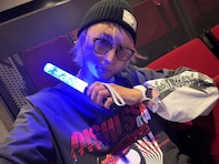 「生首ヘアゴムがいちばん強そうw」佐久間大介、ライブ参戦「最強装備」コーデを披露！「超強火スタイル」