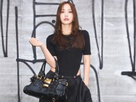 内田理央、腰チラ見えな大人っぽい「オールブラックコーデ」を披露！ 高級ブランドバッグを紹介