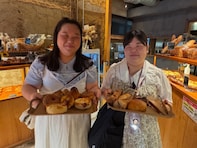 「双子みたい」人気女性芸人、相方との“パン姉妹”ショットに反響！ 「幸せそう」「仲間に入れて〜」