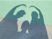 「もう3歳ですか」濱口優、妻・南明奈＆息子との家族ショット公開！ “影のハート”に「すごく素敵な写真」の声