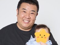 「そっくりに感じる」インパルス堤下、5月誕生の第1子を抱く姿を披露「雪見だいふくみたいで可愛いです！」
