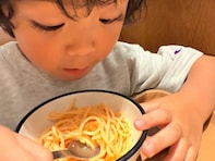 人気俳優、かわいい息子の顔出しショット公開「子供の表情って良いですね〜」「美味しそうに食べてる」