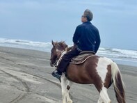 「めちゃくちゃ楽しかった」木村拓哉、浜辺で馬に乗る格好いい姿を披露！ 「ありがとうございました」