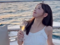 FRUITS ZIPPER・櫻井優衣、大胆肌見せ＆美脚際立つワンピ姿を披露！ 宮古島でアイドル12周年迎える