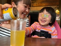 「歯並びが綺麗」柳原可奈子、脳性まひの長女と“リハビリおつかれさま”の乾杯！ 「すっかりお姉さん」