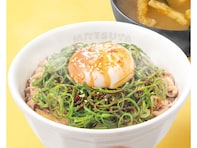 松屋「ネギたっぷり旨辛ネギたま牛めし」が今だけ割引価格に！ とろりとした半熟たまごとソースがたまらない逸品【10月25日のLINEクーポン】