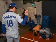 完投後の山本由伸に土下座する選手たち！ 「仕掛けたのはショーヘイでしょうねw」「山本教祖じゃん笑」