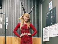 Dream Ami、ぴっちりタイト衣装で圧巻スタイルの美脚公開「アミの膝すき」「かわいさがどんどん増して」