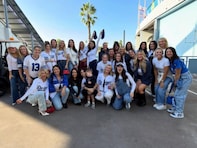 「真美子さんスタイル良すぎ」ドジャース夫人会に真美子さん！ 「フリーマンの奥様、いつも一緒に居てくれるね〜」