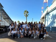 「なんでみんな元気なんだよw」真美子さん、ドジャース夫人会の集合ショットに普段と違う立ち位置で登場！