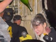 ダレノガレ明美、ソフトバンク祝勝会でシャンパンまみれに！ 「お肌無敵そう」「似てるなと思ったら」