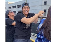 大谷翔平＆真美子さん優勝パレードに登場！ 夫婦そろって祝福モード。背番号17のジャケット着る真美子さん