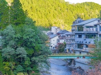【和歌山県】「お肌すべすべに……」渓流沿いの秘湯「龍神温泉」の魅力とは？雰囲気のある温泉街も人気
