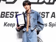 目黒蓮、「私服と合わせた」ベストジーニスト受賞コーデを披露！ 「前髪おろしてるの珍しくないか？！」