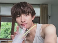 「沼男代表すぎる」人気男性アイドル、タンクトップ姿で血管浮き出る筋肉！ 「エモすぎて泣く」「メロすぎ警報」