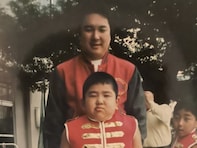 「え、これ合成じゃないの」人気芸人、“既に完成”な幼少期ショットに反響！ 「あまりにも４頭身で笑った」