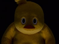 「お腹に人が…」チキンラーメン公式キャラ、X投稿の“食欲の秋”ショットが「マジで怖い」と話題に