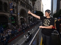 大谷翔平＆真美子さん、レアな密着ショット公開！ 優勝パレードでフリーマン＆美人妻との4ショット披露