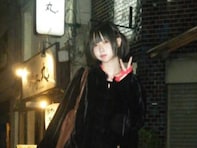 「かわいい…」あの、白目で“武藤敬司ポーズ”決める姿を披露！ ほっそり美脚際立つ超ミニ丈コーデ