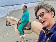 「是非笑ってください！」木村拓哉、ロバート秋山との楽しげツーショット！ 満面の笑みで砂浜を乗馬