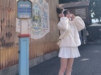 「足がまっすぐで綺麗」久間田琳加、真っ白な美脚際立つディズニーショットを披露！ 「安定のりんか丈」