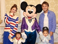人気モデルの息子が「平野紫耀すぎる」「イケメン感がやばい」と話題に！ 家族ディズニーショットに反響
