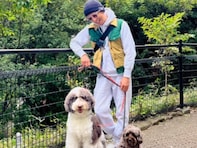 「堪らんです」木村拓哉、“犬吸い”ショット公開！ 「嬉しそうに歩く感じ」「ちびっ子みたいな頭も…」