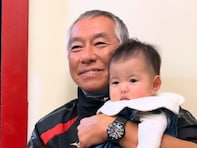 「おじいちゃんの顔」柳葉敏郎、赤ちゃんを抱くオフショットに「笑顔が素敵」「かっこいい」の声！