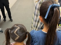 「後ろ姿でも可愛さが伺える」庄司智春、娘2人の姿を公開！ 「きっとトリプルミキティーなんだろうな」