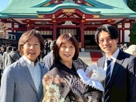 佐藤弘道、美人妻と孫のお宮参りショット公開！ イケメン息子も「とてもおじいちゃんには見えません」