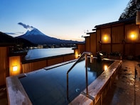 【楽天トラベルセール】「逆さ富士を望む湖畔の絶景宿 湖楽おんやど富士吟景」が今だけ特別価格に！ 富士山と河口湖を一望する感動の湯【12月5日】